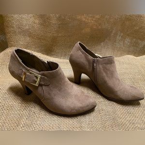 Great shoe/bootie. Very comfortable